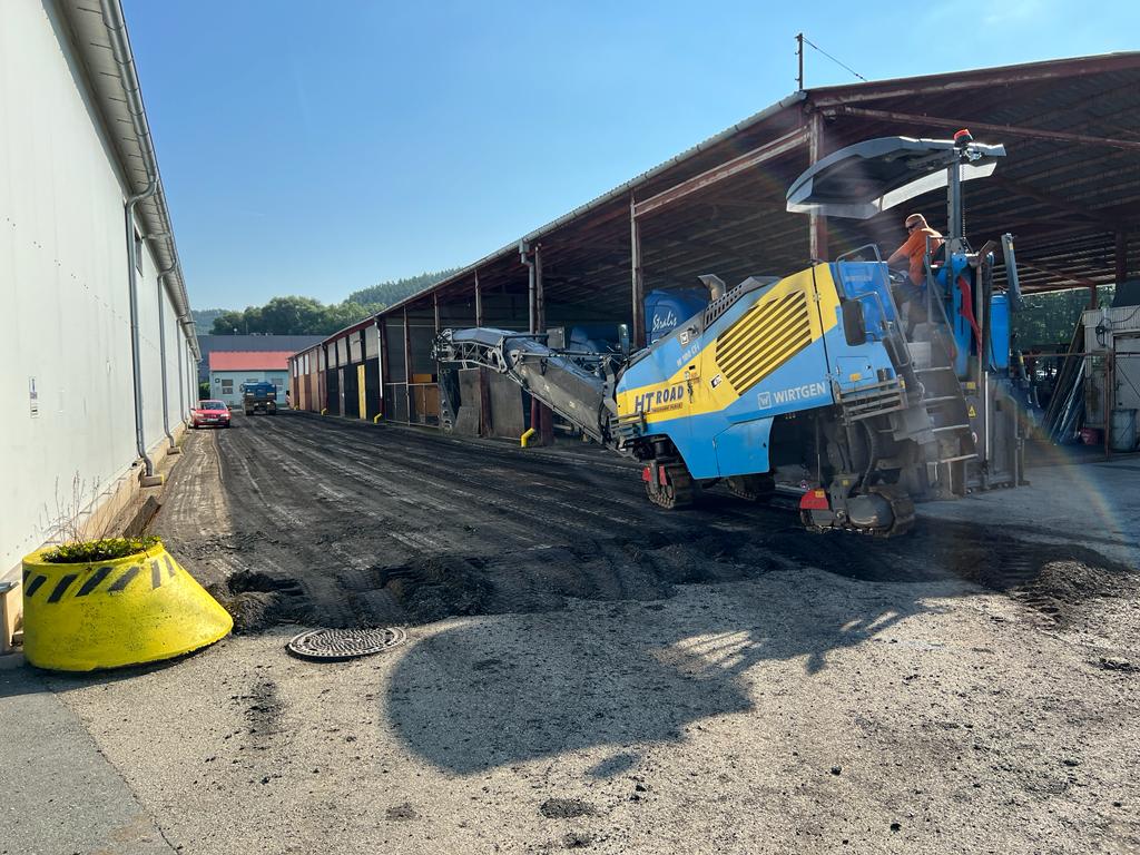 V areálu probíhá oprava komunikace